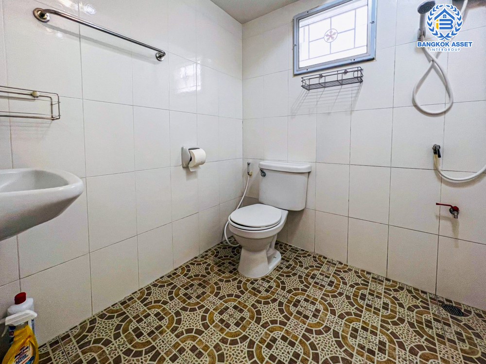 บ้านเดี่ยวมือสอง โครงการ ชื่นสุข เพชรเกษม63 เนื้อที่ 50 ตร.ว. ฟังก์ชัน 3 ห้องนอน 3 ห้องน้ำ 2 ที่จอดรถ บ้านสภาพดีพร้อมเข้าอยู่ หน้าบ้านไม่ชนใคร บนทำใกล้เมืองเดินทางสะดวก เชื่อมต่อถนนกาญจนาภิเษก ถนนกัลปพฤกษ์ ถนนจอมทอง ใกล้รถไฟฟ้าสายสีน้ำเงิน "สถานีหลักสอง" และจุดขึ้นทางด่วน "ศรีรัช"