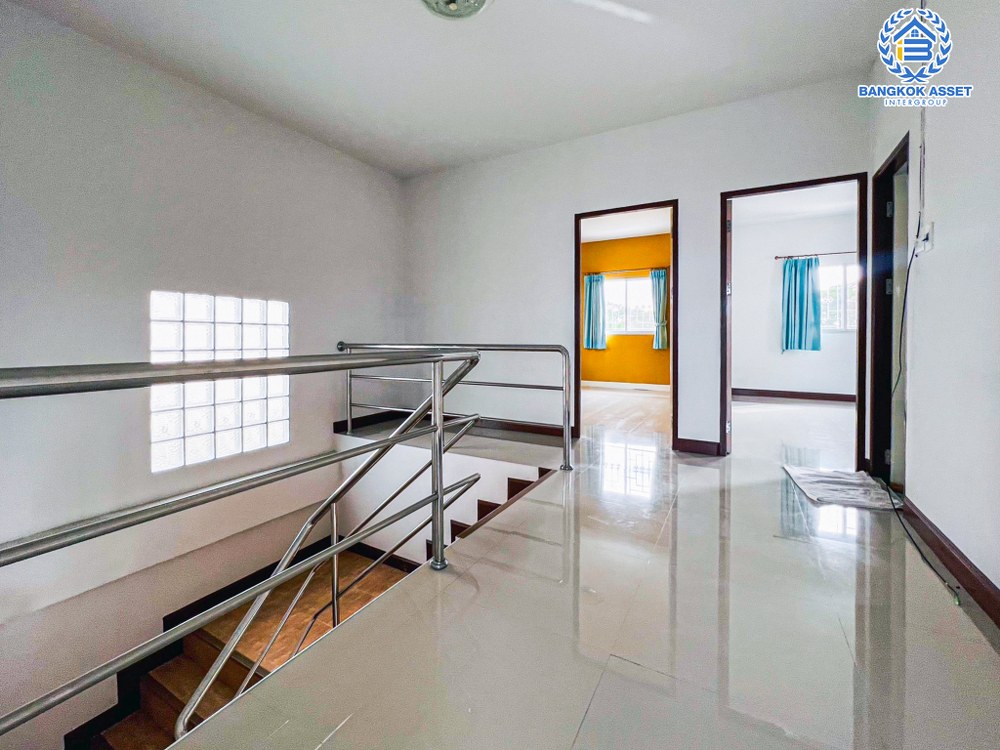 บ้านเดี่ยวมือสอง โครงการ ชื่นสุข เพชรเกษม63 เนื้อที่ 50 ตร.ว. ฟังก์ชัน 3 ห้องนอน 3 ห้องน้ำ 2 ที่จอดรถ บ้านสภาพดีพร้อมเข้าอยู่ หน้าบ้านไม่ชนใคร บนทำใกล้เมืองเดินทางสะดวก เชื่อมต่อถนนกาญจนาภิเษก ถนนกัลปพฤกษ์ ถนนจอมทอง ใกล้รถไฟฟ้าสายสีน้ำเงิน "สถานีหลักสอง" และจุดขึ้นทางด่วน "ศรีรัช"