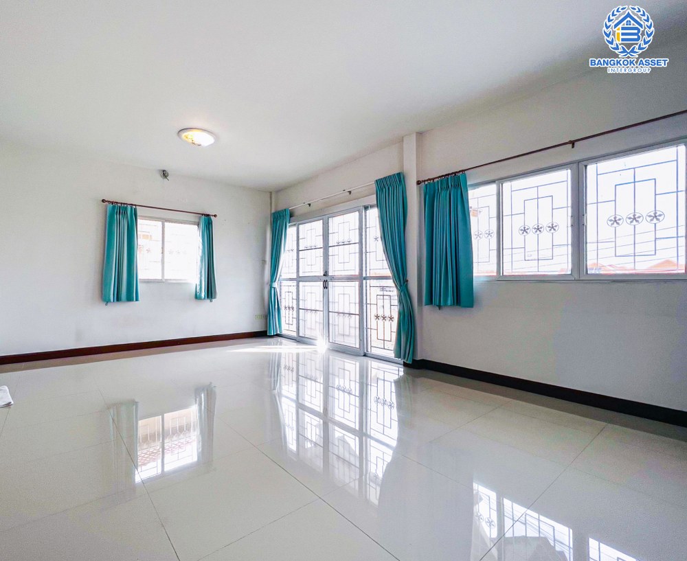 บ้านเดี่ยวมือสอง โครงการ ชื่นสุข เพชรเกษม63 เนื้อที่ 50 ตร.ว. ฟังก์ชัน 3 ห้องนอน 3 ห้องน้ำ 2 ที่จอดรถ บ้านสภาพดีพร้อมเข้าอยู่ หน้าบ้านไม่ชนใคร บนทำใกล้เมืองเดินทางสะดวก เชื่อมต่อถนนกาญจนาภิเษก ถนนกัลปพฤกษ์ ถนนจอมทอง ใกล้รถไฟฟ้าสายสีน้ำเงิน "สถานีหลักสอง" และจุดขึ้นทางด่วน "ศรีรัช"