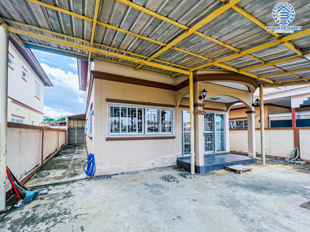 บ้านเดี่ยวมือสอง โครงการ ชื่นสุข เพชรเกษม63 เนื้อที่ 50 ตร.ว. ฟังก์ชัน 3 ห้องนอน 3 ห้องน้ำ 2 ที่จอดรถ บ้านสภาพดีพร้อมเข้าอยู่ หน้าบ้านไม่ชนใคร บนทำใกล้เมืองเดินทางสะดวก เชื่อมต่อถนนกาญจนาภิเษก ถนนกัลปพฤกษ์ ถนนจอมทอง ใกล้รถไฟฟ้าสายสีน้ำเงิน "สถานีหลักสอง" และจุดขึ้นทางด่วน "ศรีรัช"