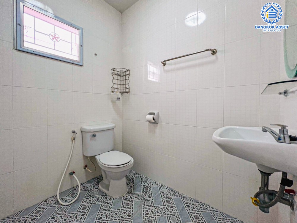 บ้านเดี่ยวมือสอง โครงการ ชื่นสุข เพชรเกษม63 เนื้อที่ 50 ตร.ว. ฟังก์ชัน 3 ห้องนอน 3 ห้องน้ำ 2 ที่จอดรถ บ้านสภาพดีพร้อมเข้าอยู่ หน้าบ้านไม่ชนใคร บนทำใกล้เมืองเดินทางสะดวก เชื่อมต่อถนนกาญจนาภิเษก ถนนกัลปพฤกษ์ ถนนจอมทอง ใกล้รถไฟฟ้าสายสีน้ำเงิน "สถานีหลักสอง" และจุดขึ้นทางด่วน "ศรีรัช"