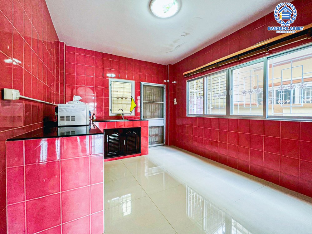 บ้านเดี่ยวมือสอง โครงการ ชื่นสุข เพชรเกษม63 เนื้อที่ 50 ตร.ว. ฟังก์ชัน 3 ห้องนอน 3 ห้องน้ำ 2 ที่จอดรถ บ้านสภาพดีพร้อมเข้าอยู่ หน้าบ้านไม่ชนใคร บนทำใกล้เมืองเดินทางสะดวก เชื่อมต่อถนนกาญจนาภิเษก ถนนกัลปพฤกษ์ ถนนจอมทอง ใกล้รถไฟฟ้าสายสีน้ำเงิน "สถานีหลักสอง" และจุดขึ้นทางด่วน "ศรีรัช"