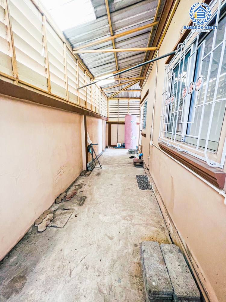 บ้านเดี่ยวมือสอง โครงการ ชื่นสุข เพชรเกษม63 เนื้อที่ 50 ตร.ว. ฟังก์ชัน 3 ห้องนอน 3 ห้องน้ำ 2 ที่จอดรถ บ้านสภาพดีพร้อมเข้าอยู่ หน้าบ้านไม่ชนใคร บนทำใกล้เมืองเดินทางสะดวก เชื่อมต่อถนนกาญจนาภิเษก ถนนกัลปพฤกษ์ ถนนจอมทอง ใกล้รถไฟฟ้าสายสีน้ำเงิน "สถานีหลักสอง" และจุดขึ้นทางด่วน "ศรีรัช"