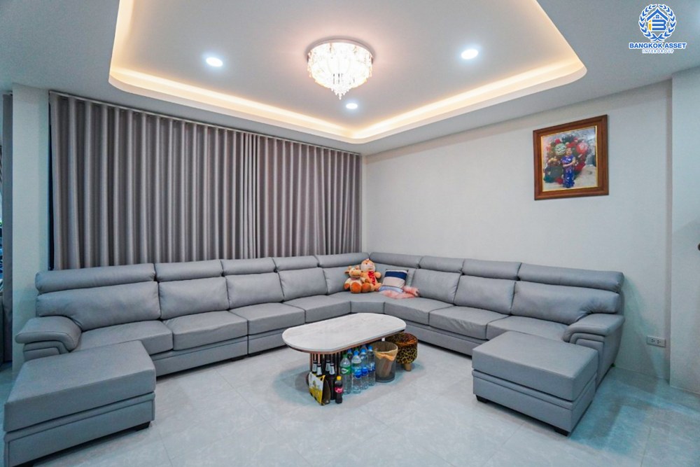 *****บ้านเดี่ยวมือสอง เวนิวโฟลว์ เเจ้งวัฒนะ หลังมุม เนื้อที่ 80.70 ตร.ว. ฟังก์ชัน 4 ห้องนอน 4 ห้องน้ำ 2 ที่จอดรถ ต่อเติมครบ บิ้วท์อินทั้งหลัง พร้อมเข้าอยู่ บนทำเลเดินทางสะดวก เชื่อมต่อถนนราชพฤกษ์ ถนนชัยพฤกษ์ ถนนติวานนท์ ใกล้รถไฟฟ้าสายสีม่วง "สถานีบางรักน้อยท่าอิฐ" และจุดขึ้นทางด่วน "ศรีรัช"