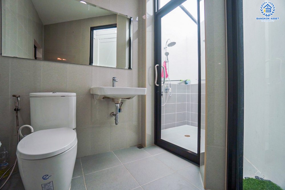 *****บ้านเดี่ยวมือสอง เวนิวโฟลว์ เเจ้งวัฒนะ หลังมุม เนื้อที่ 80.70 ตร.ว. ฟังก์ชัน 4 ห้องนอน 4 ห้องน้ำ 2 ที่จอดรถ ต่อเติมครบ บิ้วท์อินทั้งหลัง พร้อมเข้าอยู่ บนทำเลเดินทางสะดวก เชื่อมต่อถนนราชพฤกษ์ ถนนชัยพฤกษ์ ถนนติวานนท์ ใกล้รถไฟฟ้าสายสีม่วง "สถานีบางรักน้อยท่าอิฐ" และจุดขึ้นทางด่วน "ศรีรัช"