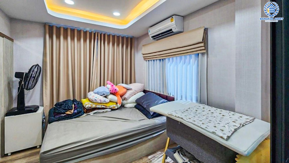 *****บ้านเดี่ยวมือสอง เวนิวโฟลว์ เเจ้งวัฒนะ หลังมุม เนื้อที่ 80.70 ตร.ว. ฟังก์ชัน 4 ห้องนอน 4 ห้องน้ำ 2 ที่จอดรถ ต่อเติมครบ บิ้วท์อินทั้งหลัง พร้อมเข้าอยู่ บนทำเลเดินทางสะดวก เชื่อมต่อถนนราชพฤกษ์ ถนนชัยพฤกษ์ ถนนติวานนท์ ใกล้รถไฟฟ้าสายสีม่วง "สถานีบางรักน้อยท่าอิฐ" และจุดขึ้นทางด่วน "ศรีรัช"