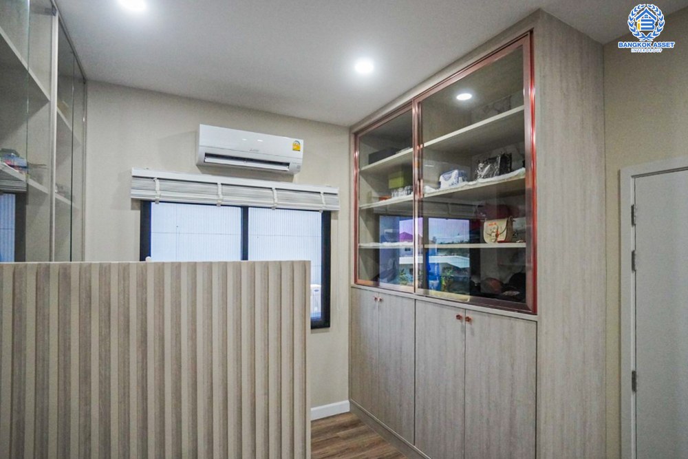 *****บ้านเดี่ยวมือสอง เวนิวโฟลว์ เเจ้งวัฒนะ หลังมุม เนื้อที่ 80.70 ตร.ว. ฟังก์ชัน 4 ห้องนอน 4 ห้องน้ำ 2 ที่จอดรถ ต่อเติมครบ บิ้วท์อินทั้งหลัง พร้อมเข้าอยู่ บนทำเลเดินทางสะดวก เชื่อมต่อถนนราชพฤกษ์ ถนนชัยพฤกษ์ ถนนติวานนท์ ใกล้รถไฟฟ้าสายสีม่วง "สถานีบางรักน้อยท่าอิฐ" และจุดขึ้นทางด่วน "ศรีรัช"