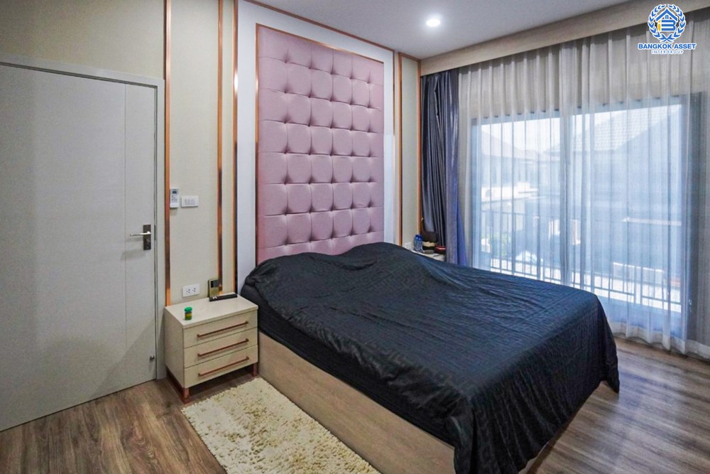 *****บ้านเดี่ยวมือสอง เวนิวโฟลว์ เเจ้งวัฒนะ หลังมุม เนื้อที่ 80.70 ตร.ว. ฟังก์ชัน 4 ห้องนอน 4 ห้องน้ำ 2 ที่จอดรถ ต่อเติมครบ บิ้วท์อินทั้งหลัง พร้อมเข้าอยู่ บนทำเลเดินทางสะดวก เชื่อมต่อถนนราชพฤกษ์ ถนนชัยพฤกษ์ ถนนติวานนท์ ใกล้รถไฟฟ้าสายสีม่วง "สถานีบางรักน้อยท่าอิฐ" และจุดขึ้นทางด่วน "ศรีรัช"