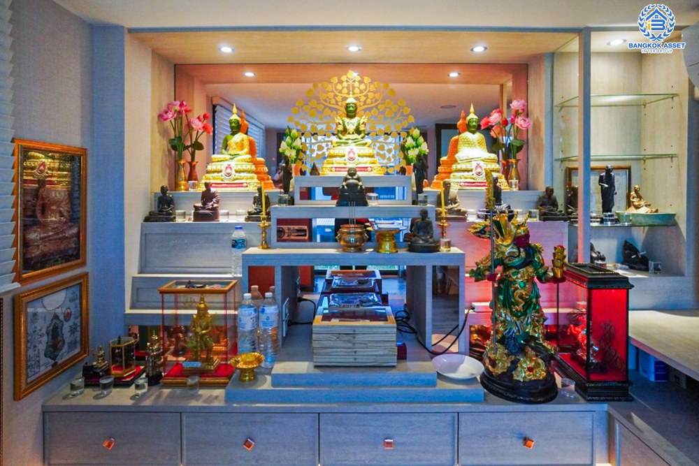 *****บ้านเดี่ยวมือสอง เวนิวโฟลว์ เเจ้งวัฒนะ หลังมุม เนื้อที่ 80.70 ตร.ว. ฟังก์ชัน 4 ห้องนอน 4 ห้องน้ำ 2 ที่จอดรถ ต่อเติมครบ บิ้วท์อินทั้งหลัง พร้อมเข้าอยู่ บนทำเลเดินทางสะดวก เชื่อมต่อถนนราชพฤกษ์ ถนนชัยพฤกษ์ ถนนติวานนท์ ใกล้รถไฟฟ้าสายสีม่วง "สถานีบางรักน้อยท่าอิฐ" และจุดขึ้นทางด่วน "ศรีรัช"