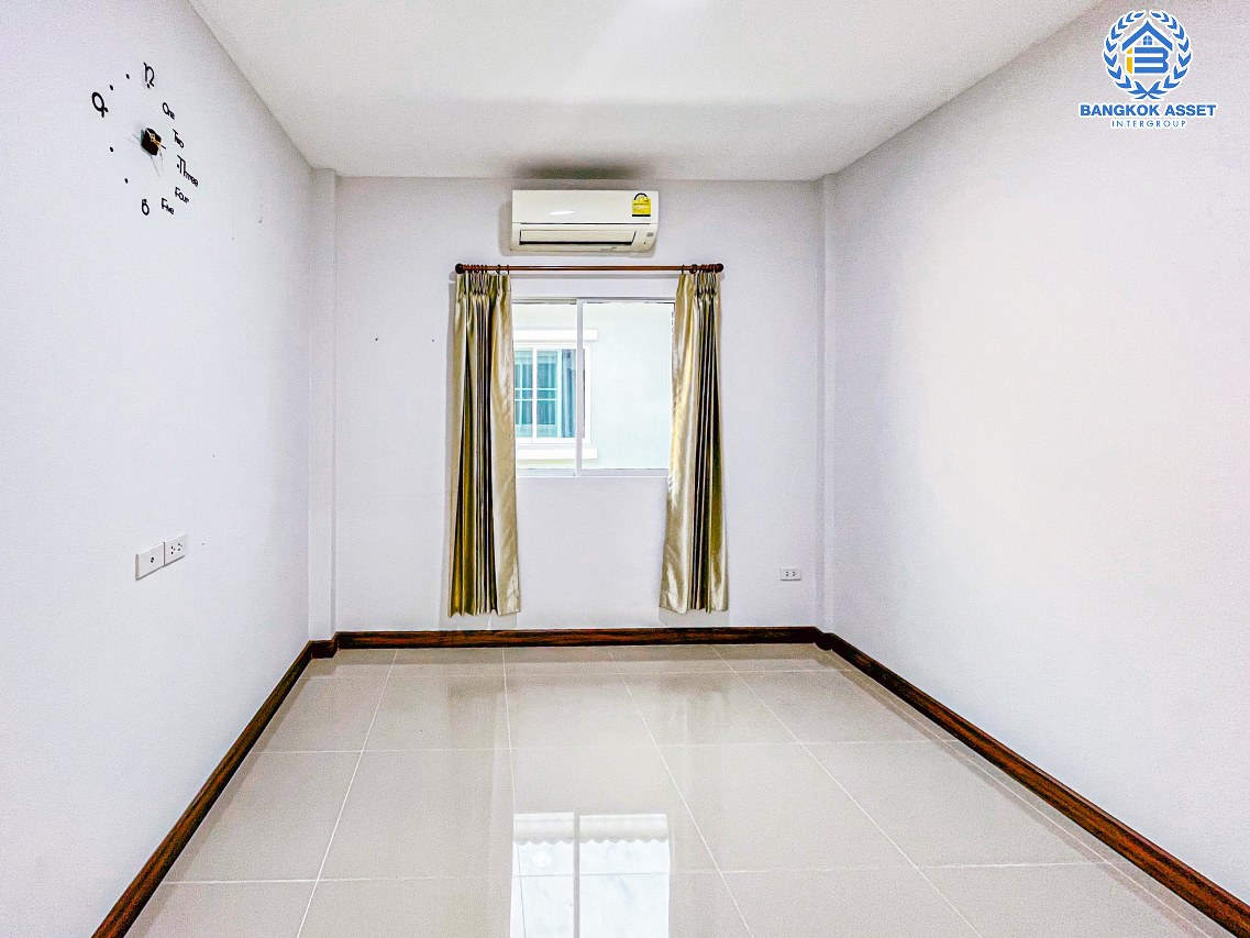 *****บ้านแฝดชั้นเดียวมือสองนนทบุรี โครงการ รติรัตน์ ถนนต้นเชือก-วัดมะสง เนื้อที่กว้าง 35 ตร.ว. ฟังก์ชัน 2 ห้องนอน 2 ห้องน้ำ 1 ที่จอดรถ แถมฟรี! 3 เครื่องปรับอากาศ 1 เครื่องทำน้ำอุ่น บนทำเลแห่งการเดินทาง ใกล้รถไฟฟ้าสายสีม่วง "สถานีคลองบางไผ่" ในราคาถูก