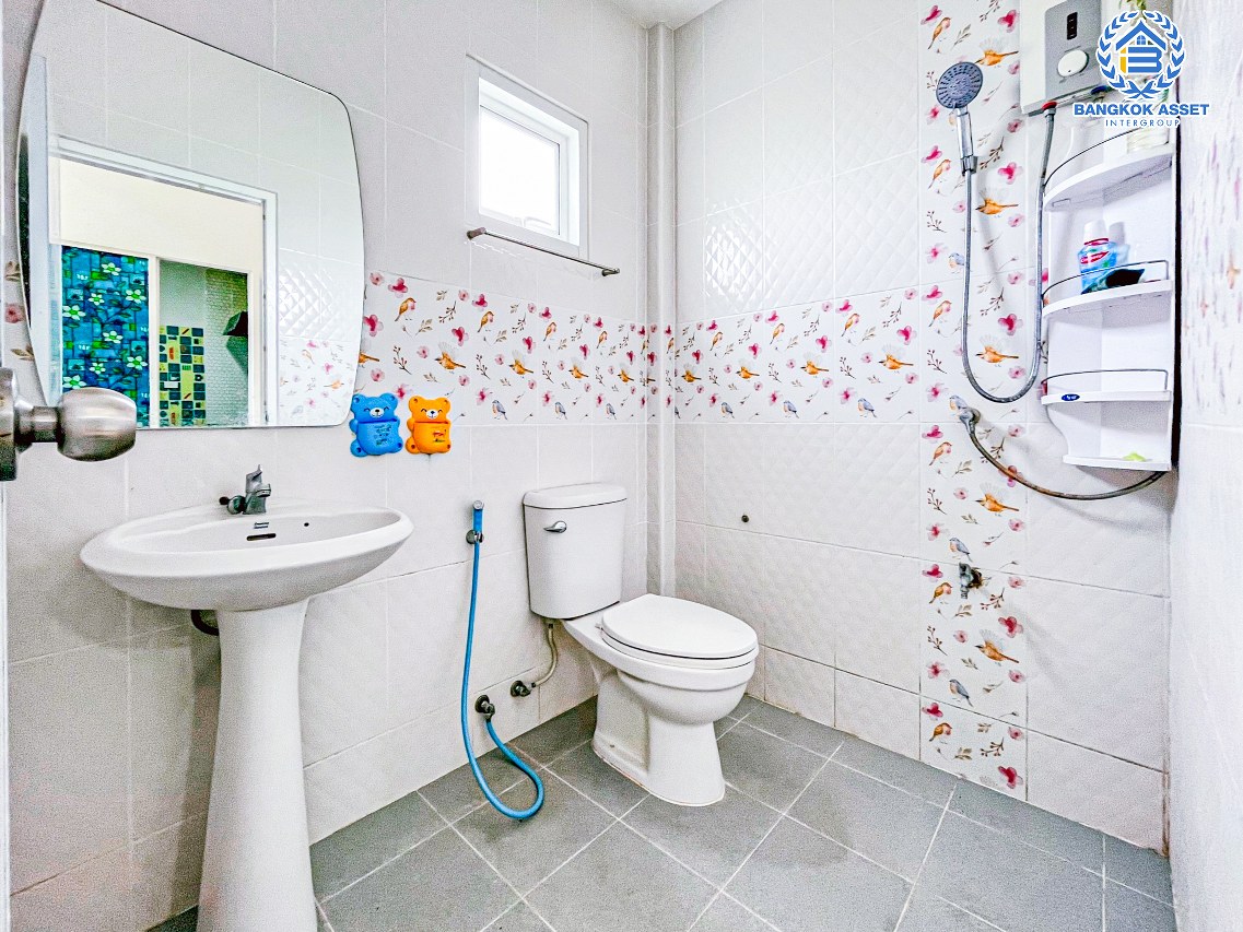 *****บ้านแฝดชั้นเดียวมือสองนนทบุรี โครงการ รติรัตน์ ถนนต้นเชือก-วัดมะสง เนื้อที่กว้าง 35 ตร.ว. ฟังก์ชัน 2 ห้องนอน 2 ห้องน้ำ 1 ที่จอดรถ แถมฟรี! 3 เครื่องปรับอากาศ 1 เครื่องทำน้ำอุ่น บนทำเลแห่งการเดินทาง ใกล้รถไฟฟ้าสายสีม่วง "สถานีคลองบางไผ่" ในราคาถูก