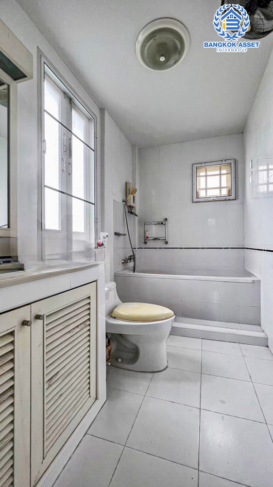 *****บ้านแฝดมือสอง โครงการ รติรมย์ ฟิฟท์ ราชพฤกษ์-ปิ่นเกล้า หลังมุม เนื้อที่ 42 ตร.ว. ฟังก์ชัน 3 ห้องนอน 3 ห้องน้ำ 2 ที่จอดรถ บ้านสภาพดี บรรยากาศเป็นส่วนตัว ให้ความรู้สึกเหมือนบ้านเดี่ยว บนทำเลยอดนิยม เชื่อมต่อถนนสวนผัก ถนนราชพฤกษ์ ถนนบางกรวย-ไทรน้อย ใกล้เซ็นทรัลเวสต์วิลล์ และจุดขึ้นทางด่วน "ศรีรัช"