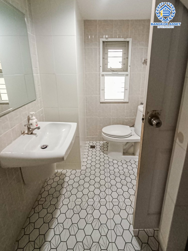 *****บ้านแฝดมือสอง โครงการ ทิพย์พิมาน กรีนวิลล์ กาญจนาภิเษก หลังมุม เนื้อที่ 40.50 ตร.ว. ฟังก์ชัน 3 ห้องนอน 2 ห้องน้ำ 1 ที่จอดรถ บ้านสภาพเหมือนใหม่ พร้อมเข้าอยู่ บนทำเลดี เชื่อมต่อถนนวงแหวนรอบนอก(ตะวันตก) ถนนนครอินทร์ ถนนราชพฤกษ์ ถนนรัตนาธิเบศร์ และจุดขึ้นทางด่วน "ศรีรัช"