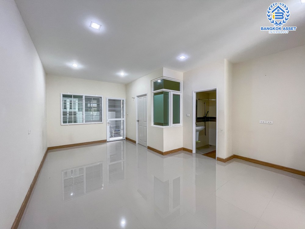 *****ทาวน์เฮ้าส์มือสอง โครงการ โกลเด้นทาวน์ วงศ์สว่าง-รัชดา บนเนื้อที่ 21.3 ตร.ว. ฟังก์ชัน 3 ห้องนอน 3 ห้องน้ำ 2 ที่จอดรถ บ้านสวยดีไซน์โมเดิร์น ภายในสภาพเหมือนใหม่ พร้อมเข้าอยู่ได้ทันที การเดินทางสะดวกสบาย ใช้เวลาเพียง 7 นาทีก็ถึงรถไฟฟ้าสายสีม่วง "สถานีแยกติวานนท์" และใกล้ทางด่วน "พระราม7"