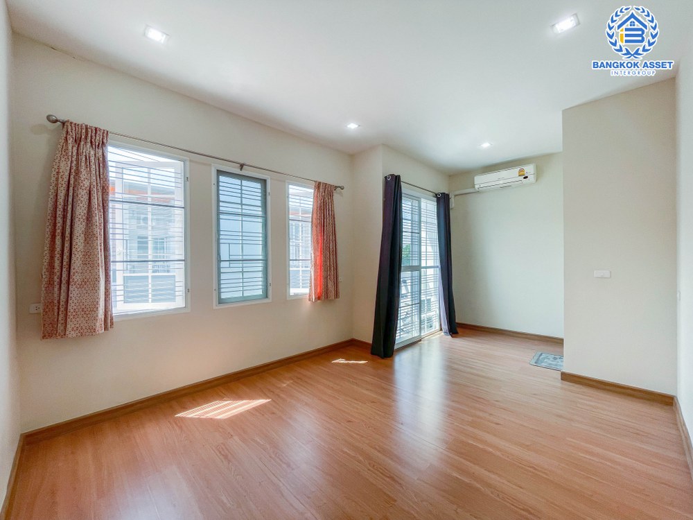 *****ทาวน์เฮ้าส์มือสอง โครงการ โกลเด้นทาวน์ วงศ์สว่าง-รัชดา บนเนื้อที่ 21.3 ตร.ว. ฟังก์ชัน 3 ห้องนอน 3 ห้องน้ำ 2 ที่จอดรถ บ้านสวยดีไซน์โมเดิร์น ภายในสภาพเหมือนใหม่ พร้อมเข้าอยู่ได้ทันที การเดินทางสะดวกสบาย ใช้เวลาเพียง 7 นาทีก็ถึงรถไฟฟ้าสายสีม่วง "สถานีแยกติวานนท์" และใกล้ทางด่วน "พระราม7"