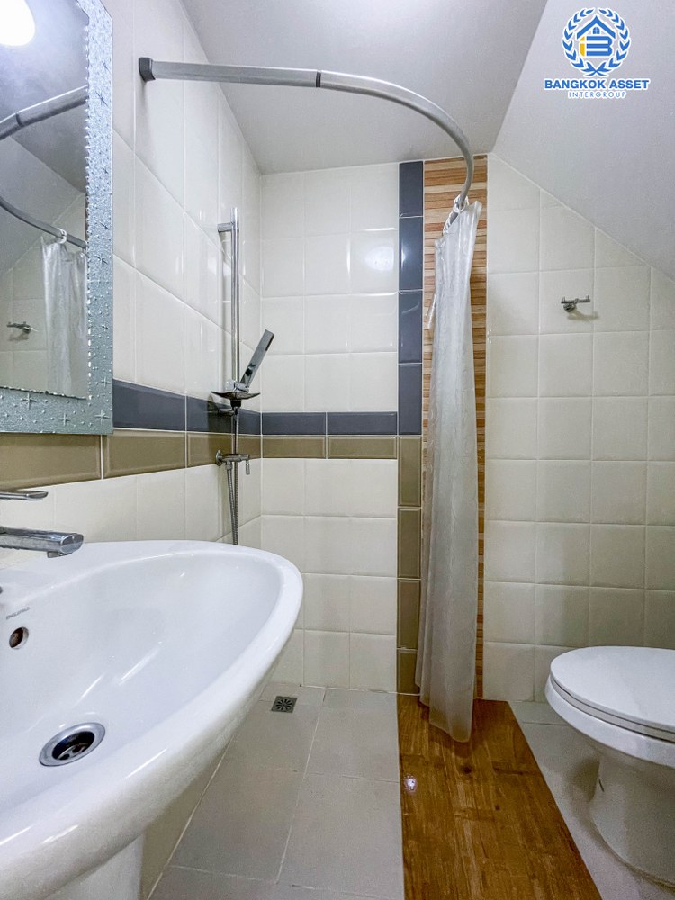 *****ทาวน์เฮ้าส์มือสอง โครงการ โกลเด้นทาวน์ วงศ์สว่าง-รัชดา บนเนื้อที่ 21.3 ตร.ว. ฟังก์ชัน 3 ห้องนอน 3 ห้องน้ำ 2 ที่จอดรถ บ้านสวยดีไซน์โมเดิร์น ภายในสภาพเหมือนใหม่ พร้อมเข้าอยู่ได้ทันที การเดินทางสะดวกสบาย ใช้เวลาเพียง 7 นาทีก็ถึงรถไฟฟ้าสายสีม่วง "สถานีแยกติวานนท์" และใกล้ทางด่วน "พระราม7"