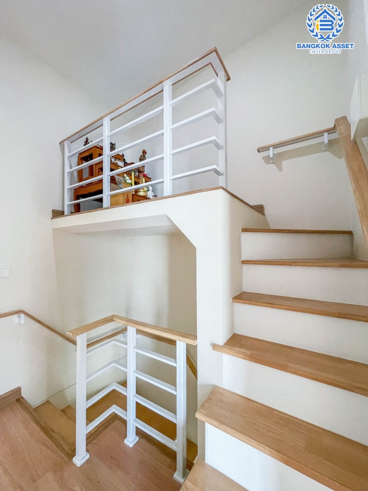 *****ทาวน์เฮ้าส์มือสอง โครงการ โกลเด้นทาวน์ วงศ์สว่าง-รัชดา บนเนื้อที่ 21.3 ตร.ว. ฟังก์ชัน 3 ห้องนอน 3 ห้องน้ำ 2 ที่จอดรถ บ้านสวยดีไซน์โมเดิร์น ภายในสภาพเหมือนใหม่ พร้อมเข้าอยู่ได้ทันที การเดินทางสะดวกสบาย ใช้เวลาเพียง 7 นาทีก็ถึงรถไฟฟ้าสายสีม่วง "สถานีแยกติวานนท์" และใกล้ทางด่วน "พระราม7"