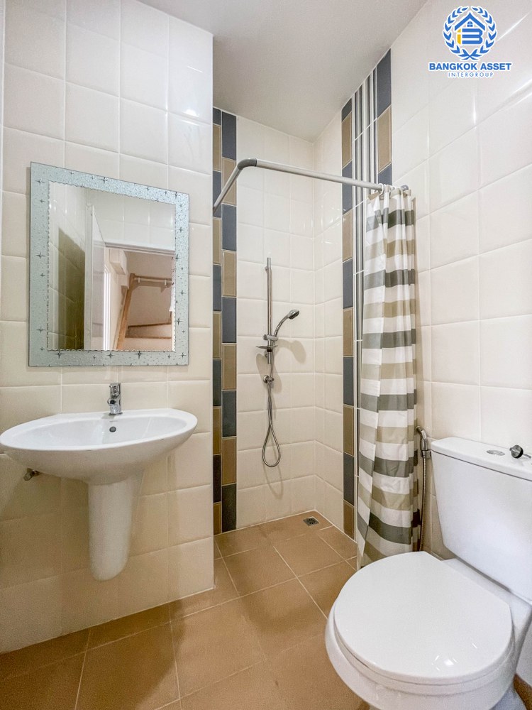 *****ทาวน์เฮ้าส์มือสอง โครงการ โกลเด้นทาวน์ วงศ์สว่าง-รัชดา บนเนื้อที่ 21.3 ตร.ว. ฟังก์ชัน 3 ห้องนอน 3 ห้องน้ำ 2 ที่จอดรถ บ้านสวยดีไซน์โมเดิร์น ภายในสภาพเหมือนใหม่ พร้อมเข้าอยู่ได้ทันที การเดินทางสะดวกสบาย ใช้เวลาเพียง 7 นาทีก็ถึงรถไฟฟ้าสายสีม่วง "สถานีแยกติวานนท์" และใกล้ทางด่วน "พระราม7"