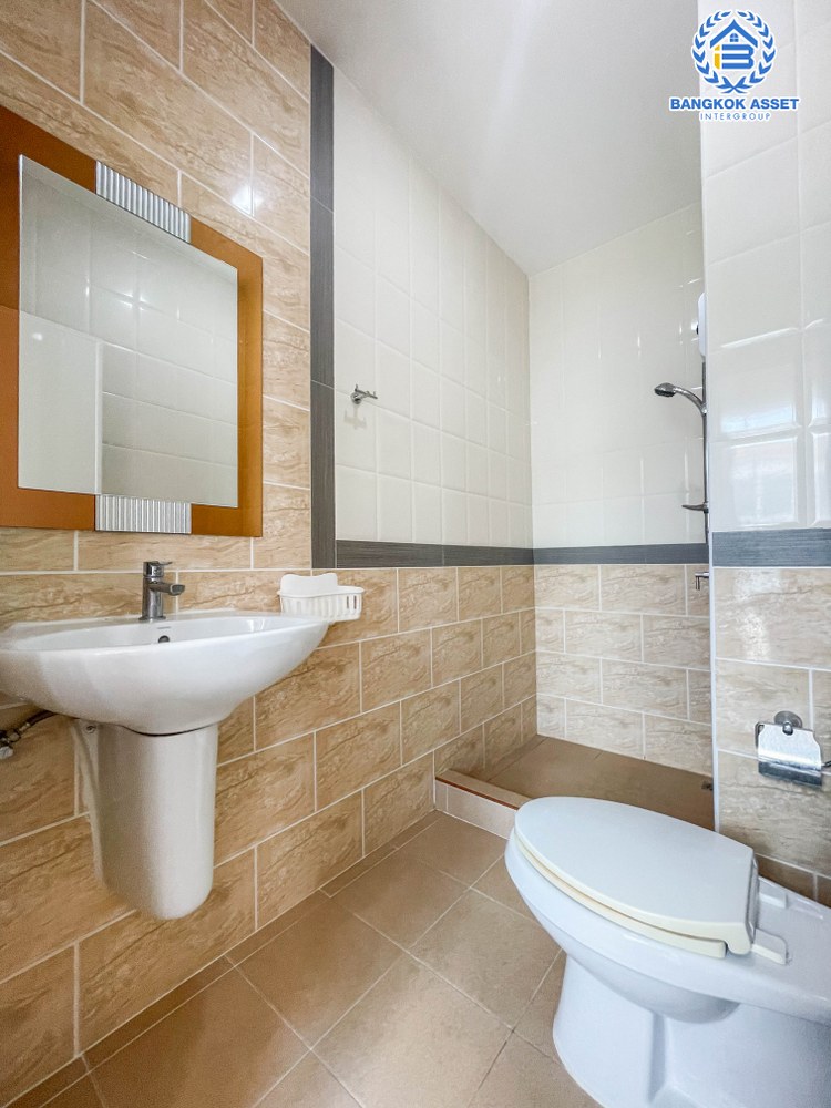 *****ทาวน์เฮ้าส์มือสอง โครงการ โกลเด้นทาวน์ วงศ์สว่าง-รัชดา บนเนื้อที่ 21.3 ตร.ว. ฟังก์ชัน 3 ห้องนอน 3 ห้องน้ำ 2 ที่จอดรถ บ้านสวยดีไซน์โมเดิร์น ภายในสภาพเหมือนใหม่ พร้อมเข้าอยู่ได้ทันที การเดินทางสะดวกสบาย ใช้เวลาเพียง 7 นาทีก็ถึงรถไฟฟ้าสายสีม่วง "สถานีแยกติวานนท์" และใกล้ทางด่วน "พระราม7"