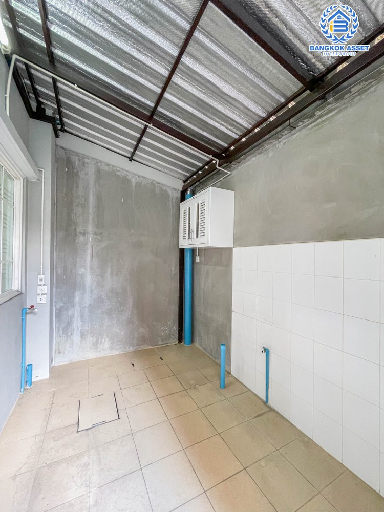 *****ทาวน์เฮ้าส์มือสอง โครงการ โกลเด้นทาวน์ วงศ์สว่าง-รัชดา บนเนื้อที่ 21.3 ตร.ว. ฟังก์ชัน 3 ห้องนอน 3 ห้องน้ำ 2 ที่จอดรถ บ้านสวยดีไซน์โมเดิร์น ภายในสภาพเหมือนใหม่ พร้อมเข้าอยู่ได้ทันที การเดินทางสะดวกสบาย ใช้เวลาเพียง 7 นาทีก็ถึงรถไฟฟ้าสายสีม่วง "สถานีแยกติวานนท์" และใกล้ทางด่วน "พระราม7"