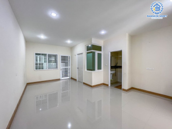 *****ทาวน์เฮ้าส์มือสอง โครงการ โกลเด้นทาวน์ วงศ์สว่าง-รัชดา บนเนื้อที่ 21.3 ตร.ว. ฟังก์ชัน 3 ห้องนอน 3 ห้องน้ำ 2 ที่จอดรถ บ้านสวยดีไซน์โมเดิร์น ภายในสภาพเหมือนใหม่ พร้อมเข้าอยู่ได้ทันที การเดินทางสะดวกสบาย ใช้เวลาเพียง 7 นาทีก็ถึงรถไฟฟ้าสายสีม่วง "สถานีแยกติวานนท์" และใกล้ทางด่วน "พระราม7"