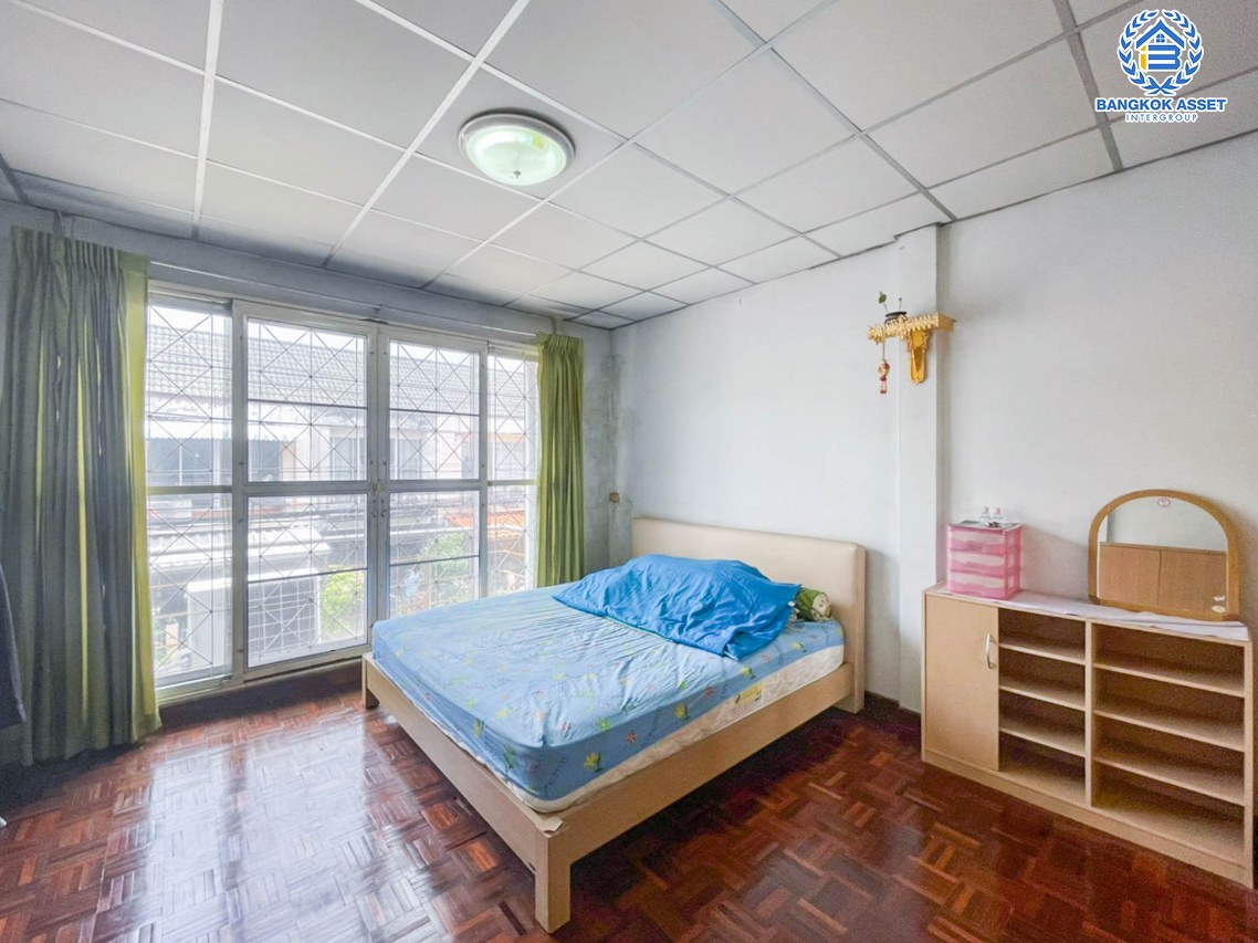 *****ทาวน์เฮ้าส์มือสองกรุงเทพมหานคร หมู่บ้าน จงสุข วงศ์สว่าง19 เนื้อที่ 17.7 ตร.ว. ฟังก์ชัน 2 ห้องนอน 2 ห้องน้ำ บนทำเลเดินทางสะดวกสุดๆ เชื่อมต่อ ถนนวงศ์สว่าง, ถนนกรุงเทพ-นนทบุรี เพียง 7 นาทีก็ถึงรถไฟฟ้าสายสีม่วง "สถานีวงศ์สว่าง" และใกล้จุดขึ้นทางด่วน "ศรีรัช"