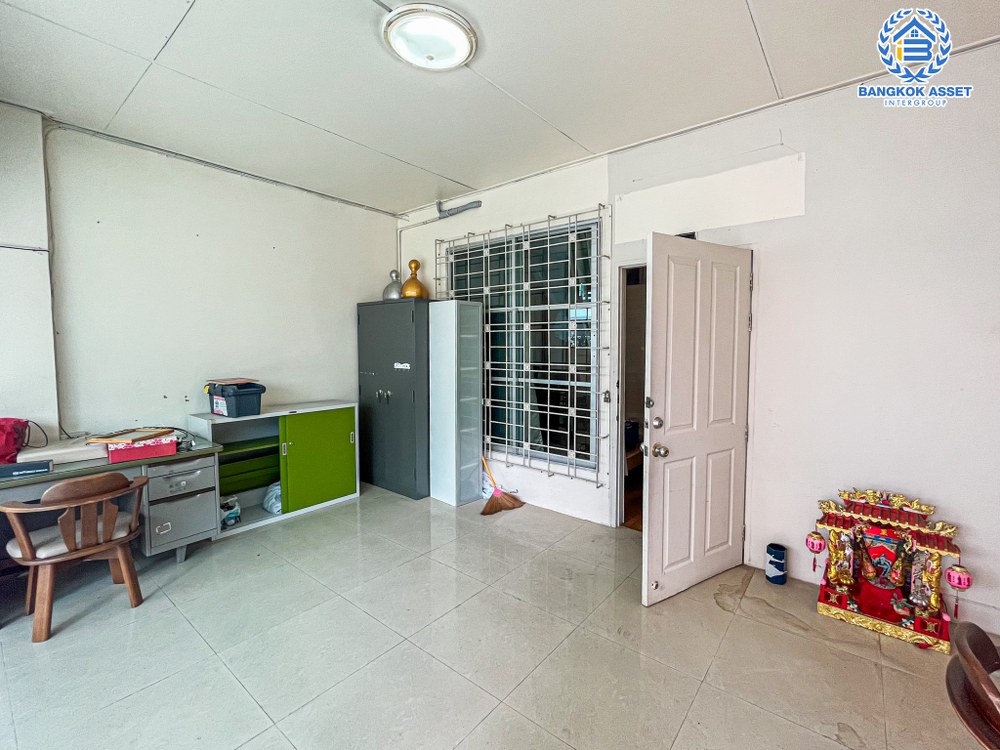 *****ทาวน์โฮมมือสอง โครงการ บ้านกลางเมือง ลาดพร้าว-โชคชัย4 เนื้อที่ 21.90 ตร.ว. ฟังก์ชัน 3 ห้องนอน 4 ห้องน้ำ สภาพพร้อมเข้าอยู่ บนทำเลแห่งศักยภาพที่หลายคนตามหา เชื่อมต่อถนนเลียบทางด่วนเอกมัย-รามอินทรา ใกล้เซ็นทรัลอีสต์วิว และรถไฟฟ้าสายสีเหลือง "สถานีโชคชัย 4"