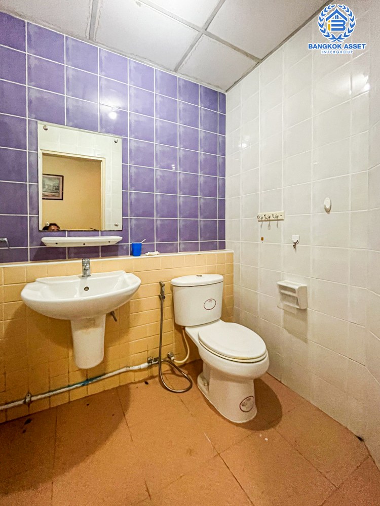 *****ทาวน์โฮมมือสอง โครงการ บ้านกลางเมือง ลาดพร้าว-โชคชัย4 เนื้อที่ 21.90 ตร.ว. ฟังก์ชัน 3 ห้องนอน 4 ห้องน้ำ สภาพพร้อมเข้าอยู่ บนทำเลแห่งศักยภาพที่หลายคนตามหา เชื่อมต่อถนนเลียบทางด่วนเอกมัย-รามอินทรา ใกล้เซ็นทรัลอีสต์วิว และรถไฟฟ้าสายสีเหลือง "สถานีโชคชัย 4"