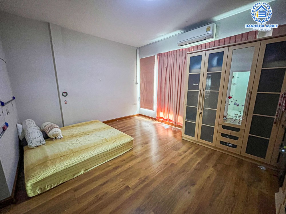 *****ทาวน์โฮมมือสอง โครงการ บ้านกลางเมือง ลาดพร้าว-โชคชัย4 เนื้อที่ 21.90 ตร.ว. ฟังก์ชัน 3 ห้องนอน 4 ห้องน้ำ สภาพพร้อมเข้าอยู่ บนทำเลแห่งศักยภาพที่หลายคนตามหา เชื่อมต่อถนนเลียบทางด่วนเอกมัย-รามอินทรา ใกล้เซ็นทรัลอีสต์วิว และรถไฟฟ้าสายสีเหลือง "สถานีโชคชัย 4"