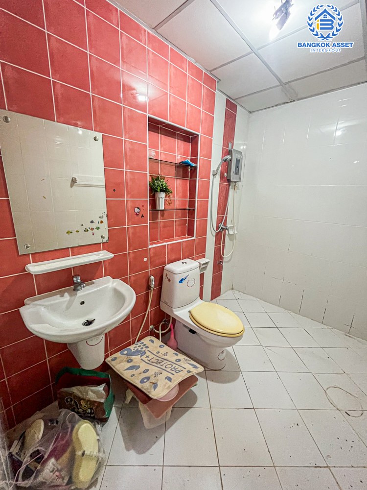 *****ทาวน์โฮมมือสอง โครงการ บ้านกลางเมือง ลาดพร้าว-โชคชัย4 เนื้อที่ 21.90 ตร.ว. ฟังก์ชัน 3 ห้องนอน 4 ห้องน้ำ สภาพพร้อมเข้าอยู่ บนทำเลแห่งศักยภาพที่หลายคนตามหา เชื่อมต่อถนนเลียบทางด่วนเอกมัย-รามอินทรา ใกล้เซ็นทรัลอีสต์วิว และรถไฟฟ้าสายสีเหลือง "สถานีโชคชัย 4"