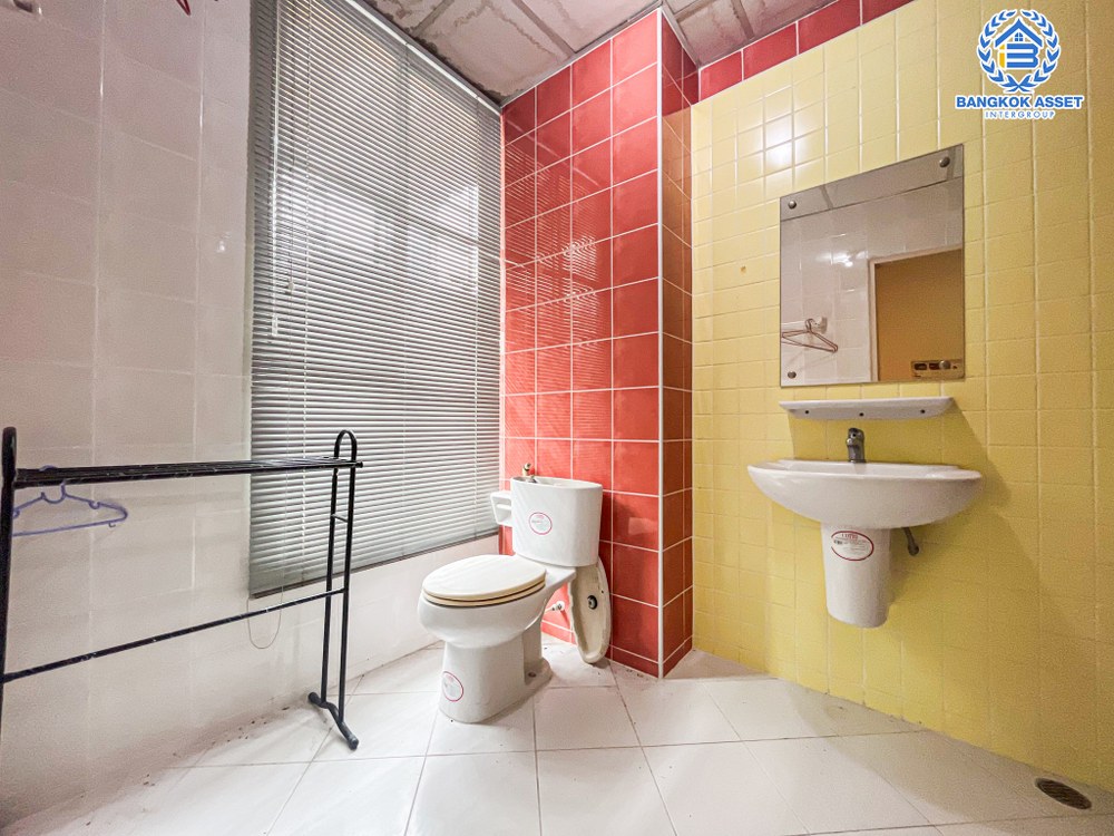 *****ทาวน์โฮมมือสอง โครงการ บ้านกลางเมือง ลาดพร้าว-โชคชัย4 เนื้อที่ 21.90 ตร.ว. ฟังก์ชัน 3 ห้องนอน 4 ห้องน้ำ สภาพพร้อมเข้าอยู่ บนทำเลแห่งศักยภาพที่หลายคนตามหา เชื่อมต่อถนนเลียบทางด่วนเอกมัย-รามอินทรา ใกล้เซ็นทรัลอีสต์วิว และรถไฟฟ้าสายสีเหลือง "สถานีโชคชัย 4"