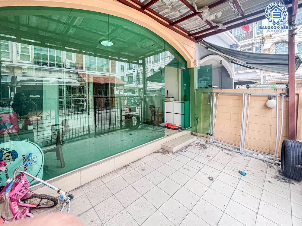 *****ทาวน์โฮมมือสอง โครงการ บ้านกลางเมือง ลาดพร้าว-โชคชัย4 เนื้อที่ 21.90 ตร.ว. ฟังก์ชัน 3 ห้องนอน 4 ห้องน้ำ สภาพพร้อมเข้าอยู่ บนทำเลแห่งศักยภาพที่หลายคนตามหา เชื่อมต่อถนนเลียบทางด่วนเอกมัย-รามอินทรา ใกล้เซ็นทรัลอีสต์วิว และรถไฟฟ้าสายสีเหลือง "สถานีโชคชัย 4"