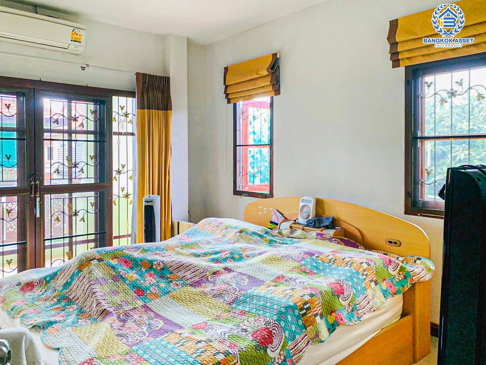 *****บ้านเดี่ยวมือสอง โครงการ นาราวดี พุทธมณฑลสาย4 หลังมุม เนื้อที่ 68.30 ตร.ว. ฟังก์ชัน 4 ห้องนอน 3 ห้องน้ำ 2 ที่จอดรถ บ้านภาพสวยเหมือนใหม่ พร้อมเข้าอยู่ บรรยากาศร่มรื่น บนทำเลเดินทางสะดวก เชื่อมต่อหลายทายเส้นทาง ทั้งถนนเพชรเกษม ถนนเศรษฐกิจ และถนนพุทธมณฑลสาย4 ใกล้เซ็นทรัล ศาลายา และมหาวิทยาลัยมหิดล