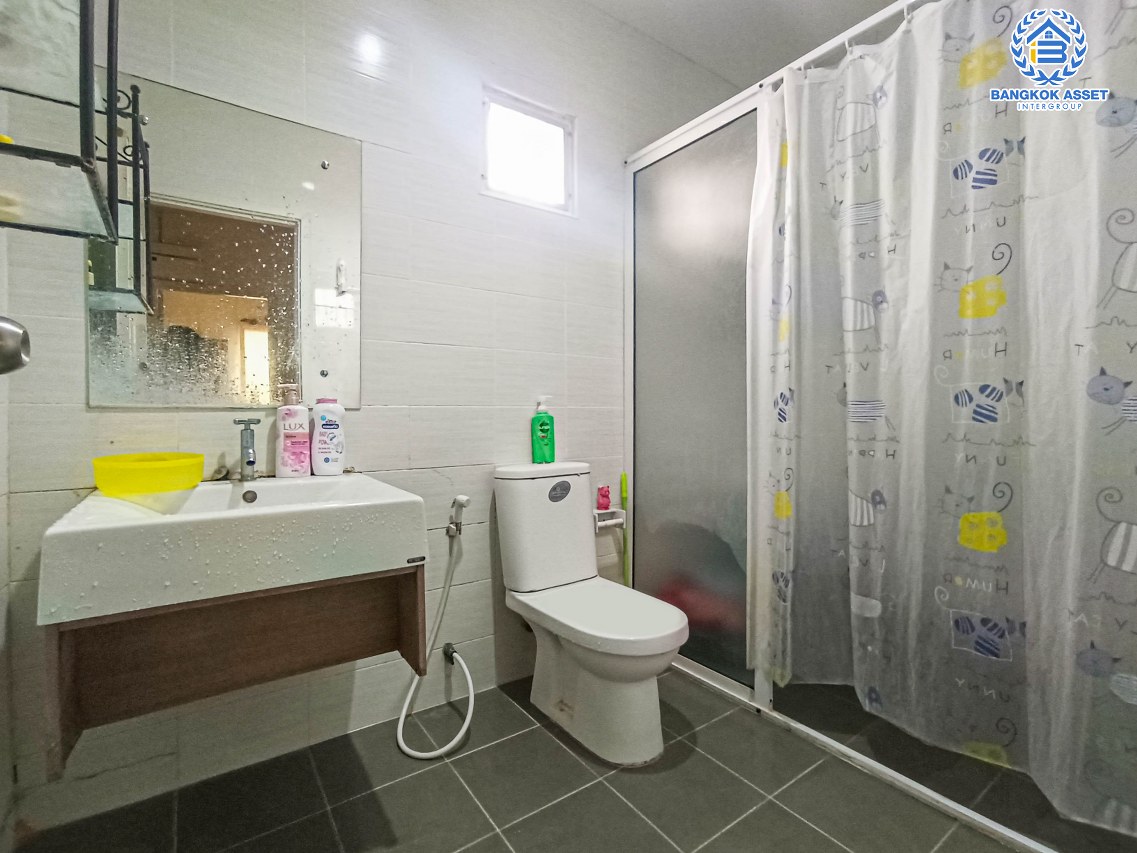 *****ทาวน์เฮ้าส์มือสองนนทบุรี โครงการ พฤกษาวิลล์22 นครอินทร์ เนื้อที่ 17.4 ตร.ว. ฟังก์ชัน 3 ห้องนอน 2 ห้องน้ำ 1 ที่จอดรถ แถมฟรี! 2 เครื่องปรับอากาศ 1 เครื่องทำน้ำอุ่น บนทำเลเดินทางสะดวก เชื่อมต่อ ถนนนครอินทร์, ถนนพิบูลสงคราม ใกล้สะพานพระราม 5 และรถไฟฟ้าสายสีม่วง "สถานีแยกติวานนท์"