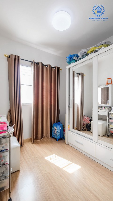 *****ทาวน์เฮ้าส์มือสองนนทบุรี โครงการ พฤกษา95/2 วงแหวน-กาญจนาภิเษก เนื้อที่ 17.4 ตร.ว. ฟังก์ชัน 3 ห้องนอน 2 ห้องน้ำ 1 ที่จอดรถ ต่อเติมโรงรถพร้อมอยู่ บนทำเลแห่งการเดินทาง เชื่อมต่อถนนกาญจนาภิเษก ใกล้รถไฟฟ้าสายสีม่วง "สถานีตลาบางใหญ่" และจุดขึ้นทางด่วน "ศรีรัช"