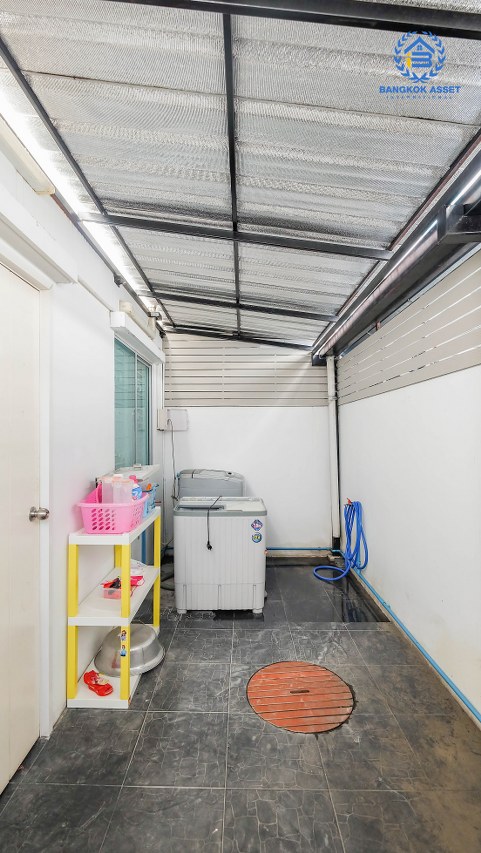 *****ทาวน์เฮ้าส์มือสองนนทบุรี โครงการ พฤกษา95/2 วงแหวน-กาญจนาภิเษก เนื้อที่ 17.4 ตร.ว. ฟังก์ชัน 3 ห้องนอน 2 ห้องน้ำ 1 ที่จอดรถ ต่อเติมโรงรถพร้อมอยู่ บนทำเลแห่งการเดินทาง เชื่อมต่อถนนกาญจนาภิเษก ใกล้รถไฟฟ้าสายสีม่วง "สถานีตลาบางใหญ่" และจุดขึ้นทางด่วน "ศรีรัช"