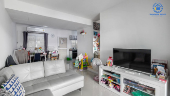 *****ทาวน์เฮ้าส์มือสองนนทบุรี โครงการ พฤกษา95/2 วงแหวน-กาญจนาภิเษก เนื้อที่ 17.4 ตร.ว. ฟังก์ชัน 3 ห้องนอน 2 ห้องน้ำ 1 ที่จอดรถ ต่อเติมโรงรถพร้อมอยู่ บนทำเลแห่งการเดินทาง เชื่อมต่อถนนกาญจนาภิเษก ใกล้รถไฟฟ้าสายสีม่วง "สถานีตลาบางใหญ่" และจุดขึ้นทางด่วน "ศรีรัช"