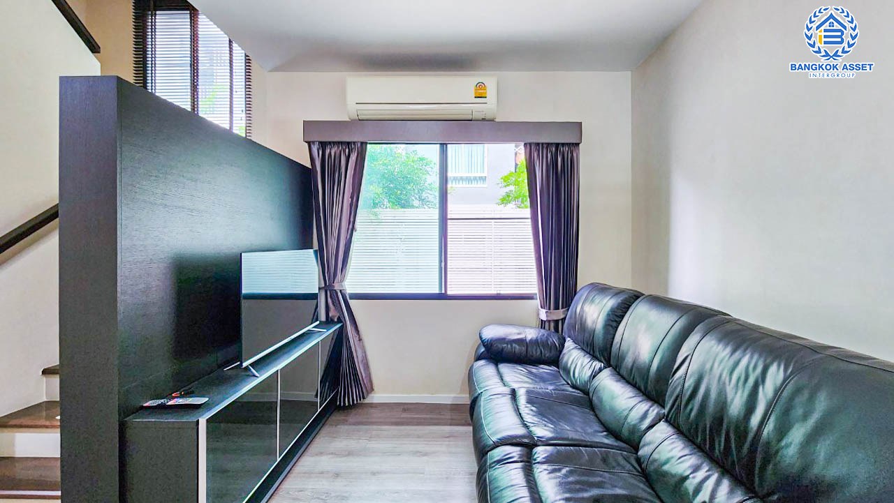 *****ทาวน์โฮมมือสองกรุงเทพมหานคร โครงการ บ้านกลางเมือง รัชโยธิน เนื้อที่กว้างเกือบ 22 ตร.ว. ฟังก์ชัน 3 ห้องนอน 4 ห้องน้ำ 2 ที่จอดรถ บ้านสไตล์โมเดิร์นทรอปิคอล พื้นที่ใช้สอยกว้างขวาง บนทำเลดี เชื่อมต่อถนนเสนานิคม 1, ถนนพหลโยธิน ใกล้รถไฟฟ้าสายสีเขียว "สถานีเสนานิคม" เพียง 5 นาทีเท่านั้น!