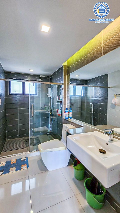 *****ทาวน์โฮมมือสองกรุงเทพมหานคร โครงการ บ้านกลางเมือง รัชโยธิน เนื้อที่กว้างเกือบ 22 ตร.ว. ฟังก์ชัน 3 ห้องนอน 4 ห้องน้ำ 2 ที่จอดรถ บ้านสไตล์โมเดิร์นทรอปิคอล พื้นที่ใช้สอยกว้างขวาง บนทำเลดี เชื่อมต่อถนนเสนานิคม 1, ถนนพหลโยธิน ใกล้รถไฟฟ้าสายสีเขียว "สถานีเสนานิคม" เพียง 5 นาทีเท่านั้น!