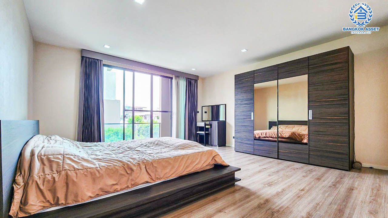 *****ทาวน์โฮมมือสองกรุงเทพมหานคร โครงการ บ้านกลางเมือง รัชโยธิน เนื้อที่กว้างเกือบ 22 ตร.ว. ฟังก์ชัน 3 ห้องนอน 4 ห้องน้ำ 2 ที่จอดรถ บ้านสไตล์โมเดิร์นทรอปิคอล พื้นที่ใช้สอยกว้างขวาง บนทำเลดี เชื่อมต่อถนนเสนานิคม 1, ถนนพหลโยธิน ใกล้รถไฟฟ้าสายสีเขียว "สถานีเสนานิคม" เพียง 5 นาทีเท่านั้น!