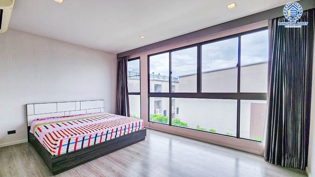 *****ทาวน์โฮมมือสองกรุงเทพมหานคร โครงการ บ้านกลางเมือง รัชโยธิน เนื้อที่กว้างเกือบ 22 ตร.ว. ฟังก์ชัน 3 ห้องนอน 4 ห้องน้ำ 2 ที่จอดรถ บ้านสไตล์โมเดิร์นทรอปิคอล พื้นที่ใช้สอยกว้างขวาง บนทำเลดี เชื่อมต่อถนนเสนานิคม 1, ถนนพหลโยธิน ใกล้รถไฟฟ้าสายสีเขียว "สถานีเสนานิคม" เพียง 5 นาทีเท่านั้น!