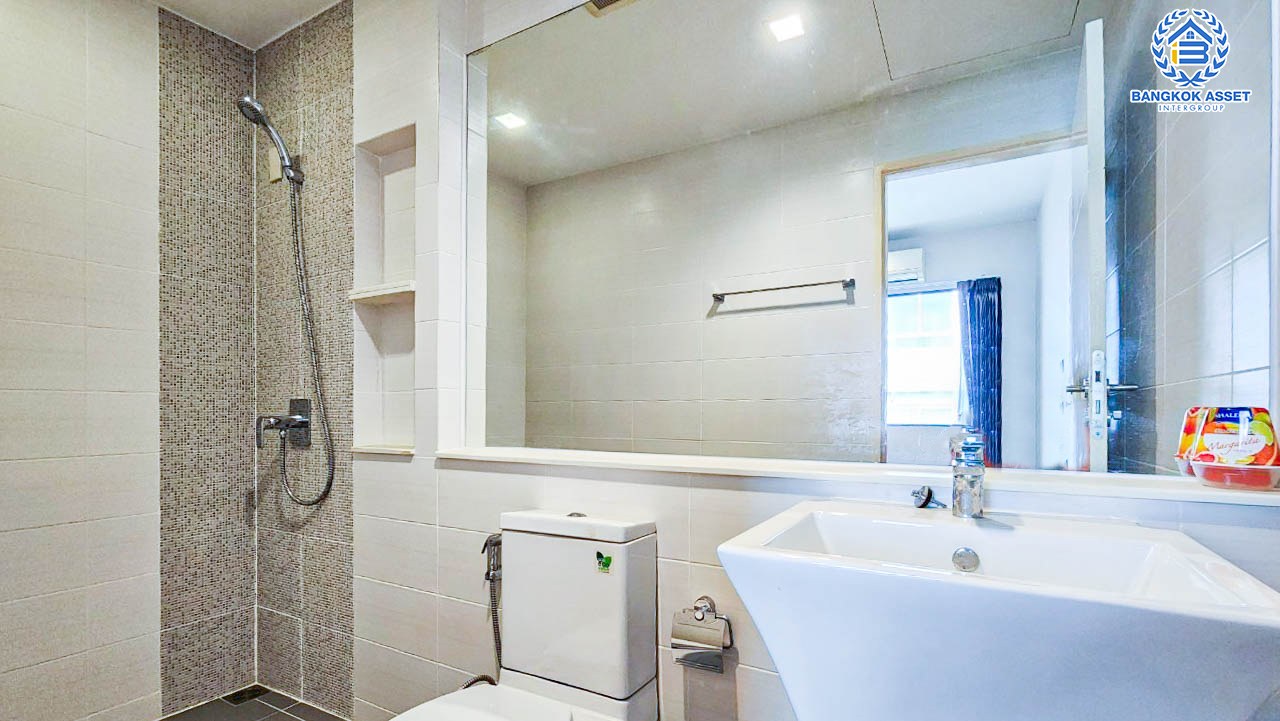 *****ทาวน์โฮมมือสองกรุงเทพมหานคร โครงการ บ้านกลางเมือง รัชโยธิน เนื้อที่กว้างเกือบ 22 ตร.ว. ฟังก์ชัน 3 ห้องนอน 4 ห้องน้ำ 2 ที่จอดรถ บ้านสไตล์โมเดิร์นทรอปิคอล พื้นที่ใช้สอยกว้างขวาง บนทำเลดี เชื่อมต่อถนนเสนานิคม 1, ถนนพหลโยธิน ใกล้รถไฟฟ้าสายสีเขียว "สถานีเสนานิคม" เพียง 5 นาทีเท่านั้น!