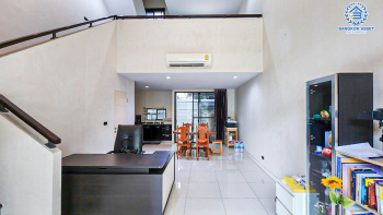 *****ทาวน์โฮมมือสองกรุงเทพมหานคร โครงการ บ้านกลางเมือง รัชโยธิน เนื้อที่กว้างเกือบ 22 ตร.ว. ฟังก์ชัน 3 ห้องนอน 4 ห้องน้ำ 2 ที่จอดรถ บ้านสไตล์โมเดิร์นทรอปิคอล พื้นที่ใช้สอยกว้างขวาง บนทำเลดี เชื่อมต่อถนนเสนานิคม 1, ถนนพหลโยธิน ใกล้รถไฟฟ้าสายสีเขียว "สถานีเสนานิคม" เพียง 5 นาทีเท่านั้น!