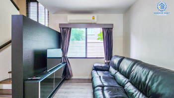 *****ทาวน์โฮมมือสองกรุงเทพมหานคร โครงการ บ้านกลางเมือง รัชโยธิน เนื้อที่กว้างเกือบ 22 ตร.ว. ฟังก์ชัน 3 ห้องนอน 4 ห้องน้ำ 2 ที่จอดรถ บ้านสไตล์โมเดิร์นทรอปิคอล พื้นที่ใช้สอยกว้างขวาง บนทำเลดี เชื่อมต่อถนนเสนานิคม 1, ถนนพหลโยธิน ใกล้รถไฟฟ้าสายสีเขียว "สถานีเสนานิคม" เพียง 5 นาทีเท่านั้น!