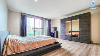 *****ทาวน์โฮมมือสองกรุงเทพมหานคร โครงการ บ้านกลางเมือง รัชโยธิน เนื้อที่กว้างเกือบ 22 ตร.ว. ฟังก์ชัน 3 ห้องนอน 4 ห้องน้ำ 2 ที่จอดรถ บ้านสไตล์โมเดิร์นทรอปิคอล พื้นที่ใช้สอยกว้างขวาง บนทำเลดี เชื่อมต่อถนนเสนานิคม 1, ถนนพหลโยธิน ใกล้รถไฟฟ้าสายสีเขียว "สถานีเสนานิคม" เพียง 5 นาทีเท่านั้น!