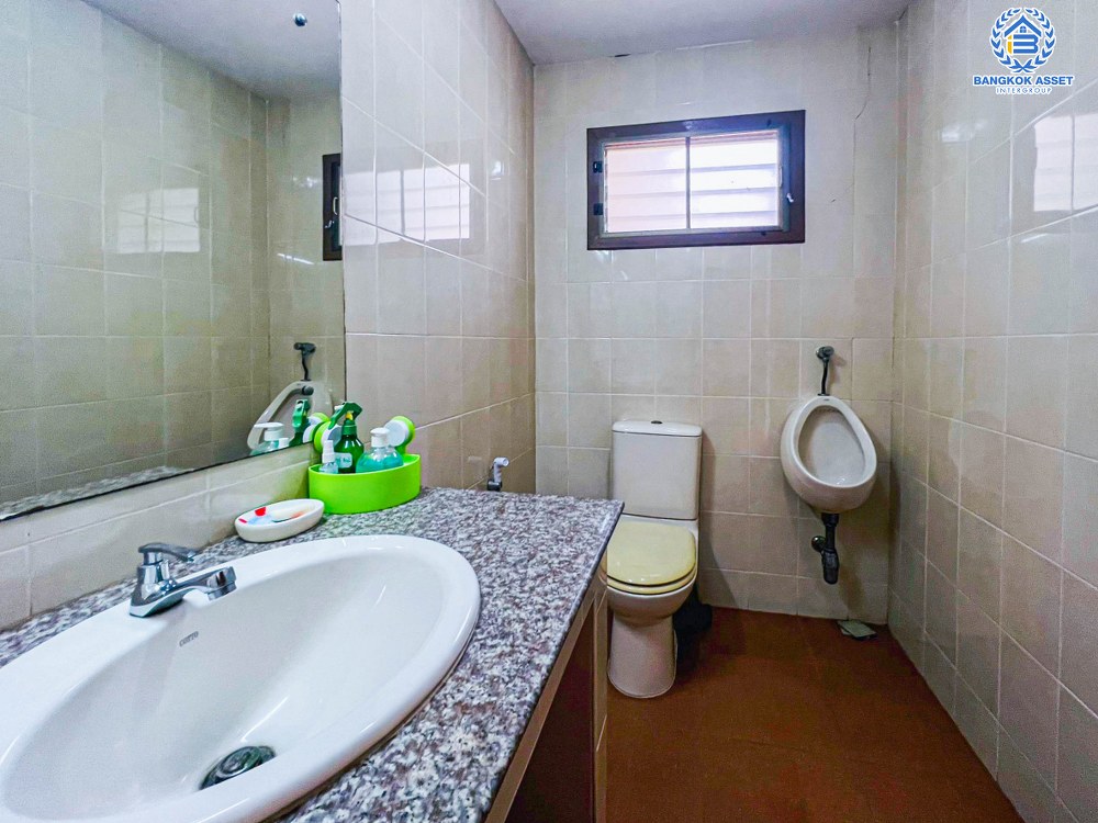 *****บ้านเดี่ยวมือสอง โครงการ ชวนชื่นการ์เด้นวิลล์ กรุงเทพ-ปทุมธานี เนื้อที่ 141.60 ตร.ว มีฟังก์ชัน 4 ห้องนอน 5 ห้องน้ำ 3 ที่จอดรถ บ้านสภาพดีมาก พร้อมเข้าอยู่ บนทำเลที่เชื่อมต่อหลายหลายเส้นทาง อาทิ ถนนสะพานนนทบุรี-บางบัวทอง ถนนกรุงเทพ-ปทุมธานี ใกล้จุดขึ้นทางด่วน "ศรีสมาน"