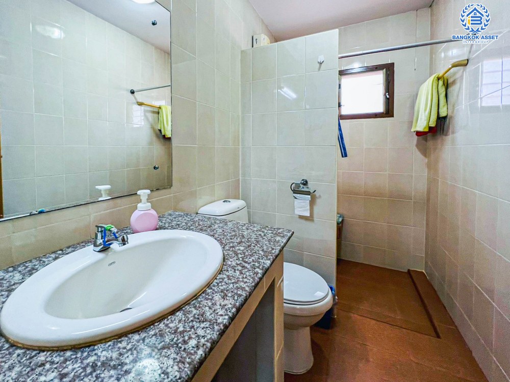 *****บ้านเดี่ยวมือสอง โครงการ ชวนชื่นการ์เด้นวิลล์ กรุงเทพ-ปทุมธานี เนื้อที่ 141.60 ตร.ว มีฟังก์ชัน 4 ห้องนอน 5 ห้องน้ำ 3 ที่จอดรถ บ้านสภาพดีมาก พร้อมเข้าอยู่ บนทำเลที่เชื่อมต่อหลายหลายเส้นทาง อาทิ ถนนสะพานนนทบุรี-บางบัวทอง ถนนกรุงเทพ-ปทุมธานี ใกล้จุดขึ้นทางด่วน "ศรีสมาน"