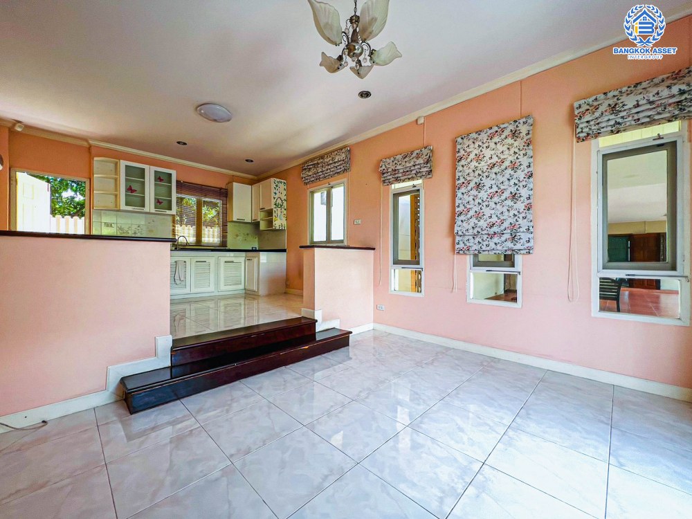 *****บ้านเดี่ยวมือสอง โครงการ ชวนชื่นการ์เด้นวิลล์ กรุงเทพ-ปทุมธานี เนื้อที่ 141.60 ตร.ว มีฟังก์ชัน 4 ห้องนอน 5 ห้องน้ำ 3 ที่จอดรถ บ้านสภาพดีมาก พร้อมเข้าอยู่ บนทำเลที่เชื่อมต่อหลายหลายเส้นทาง อาทิ ถนนสะพานนนทบุรี-บางบัวทอง ถนนกรุงเทพ-ปทุมธานี ใกล้จุดขึ้นทางด่วน "ศรีสมาน"