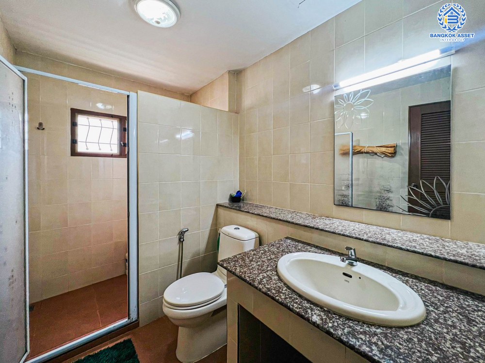 *****บ้านเดี่ยวมือสอง โครงการ ชวนชื่นการ์เด้นวิลล์ กรุงเทพ-ปทุมธานี เนื้อที่ 141.60 ตร.ว มีฟังก์ชัน 4 ห้องนอน 5 ห้องน้ำ 3 ที่จอดรถ บ้านสภาพดีมาก พร้อมเข้าอยู่ บนทำเลที่เชื่อมต่อหลายหลายเส้นทาง อาทิ ถนนสะพานนนทบุรี-บางบัวทอง ถนนกรุงเทพ-ปทุมธานี ใกล้จุดขึ้นทางด่วน "ศรีสมาน"