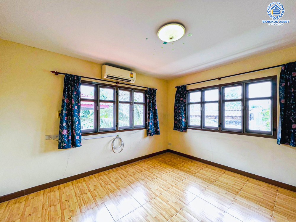 *****บ้านเดี่ยวมือสอง โครงการ ชวนชื่นการ์เด้นวิลล์ กรุงเทพ-ปทุมธานี เนื้อที่ 141.60 ตร.ว มีฟังก์ชัน 4 ห้องนอน 5 ห้องน้ำ 3 ที่จอดรถ บ้านสภาพดีมาก พร้อมเข้าอยู่ บนทำเลที่เชื่อมต่อหลายหลายเส้นทาง อาทิ ถนนสะพานนนทบุรี-บางบัวทอง ถนนกรุงเทพ-ปทุมธานี ใกล้จุดขึ้นทางด่วน "ศรีสมาน"